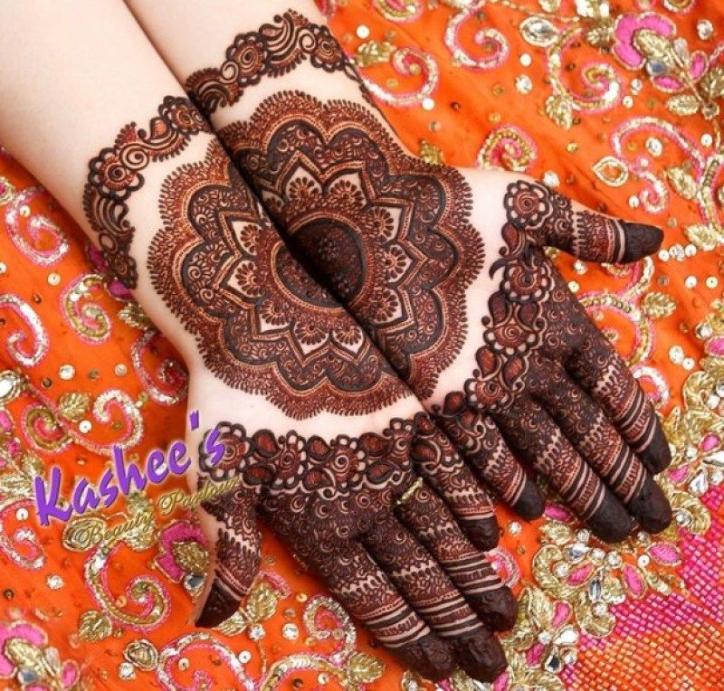 Karwa Chauth Mehndi Design: करवा चौथ के लिए हाथों में लगाएं खूबसूरत मेहंदी,  देखिए लेटेस्ट डिजाइन्स - Karwa Chauth Trendng Mehndi Designs on hands for  Karwa Chauth latest mehndi designs for karwa