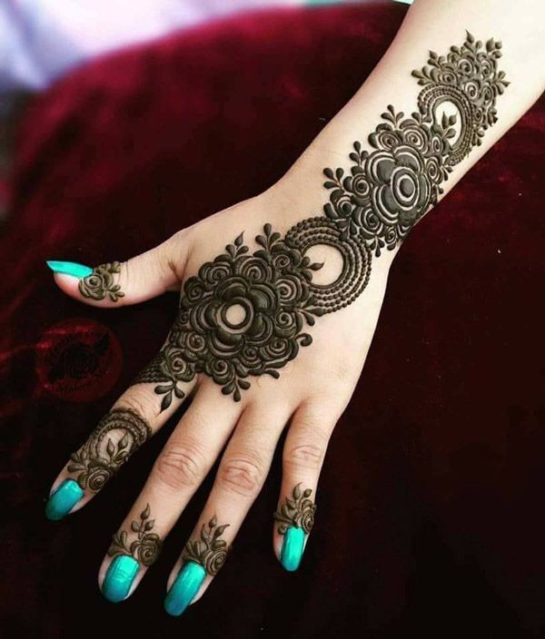 Sawan Mehndi Design : अपने हाथों पर सजाएं सिंपल और यूनीक लुक वाली डिजाइनर  मेहंदी | Mehndi designs: trending and unique simple mehndi designs, Sawan  mehndi designs - Hindi Boldsky