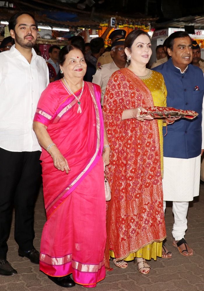 Mukesh Ambani And Nita Ambani Visit Siddhivinayak Temple, Present ...