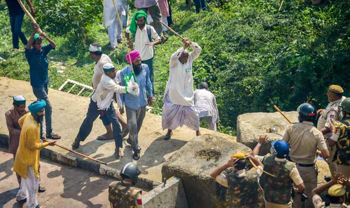 Police personnel clash with farmers protesting at Delhi-UP border during Kisan Kranti Padyatra in New Delhi