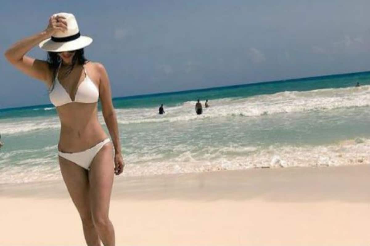 Sunny Leone Trolled For Wearing White Bikini During Navratri at Cancun Beach | India.com