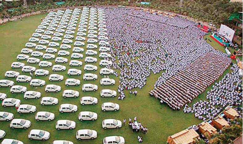हीरा कारोबारी 600 कर्मचारियों को दिवाली गिफ्ट में देंगे कार, दो लोगों को चाबी सौंपेंगे PM मोदी
