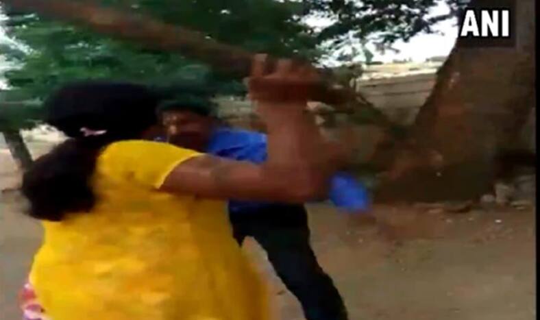 VIDEO: लोन के बदले बैंक मैनेजर ने की सेक्स की डिमांड, महिला ने सरेआम की ऐसी पिटाई