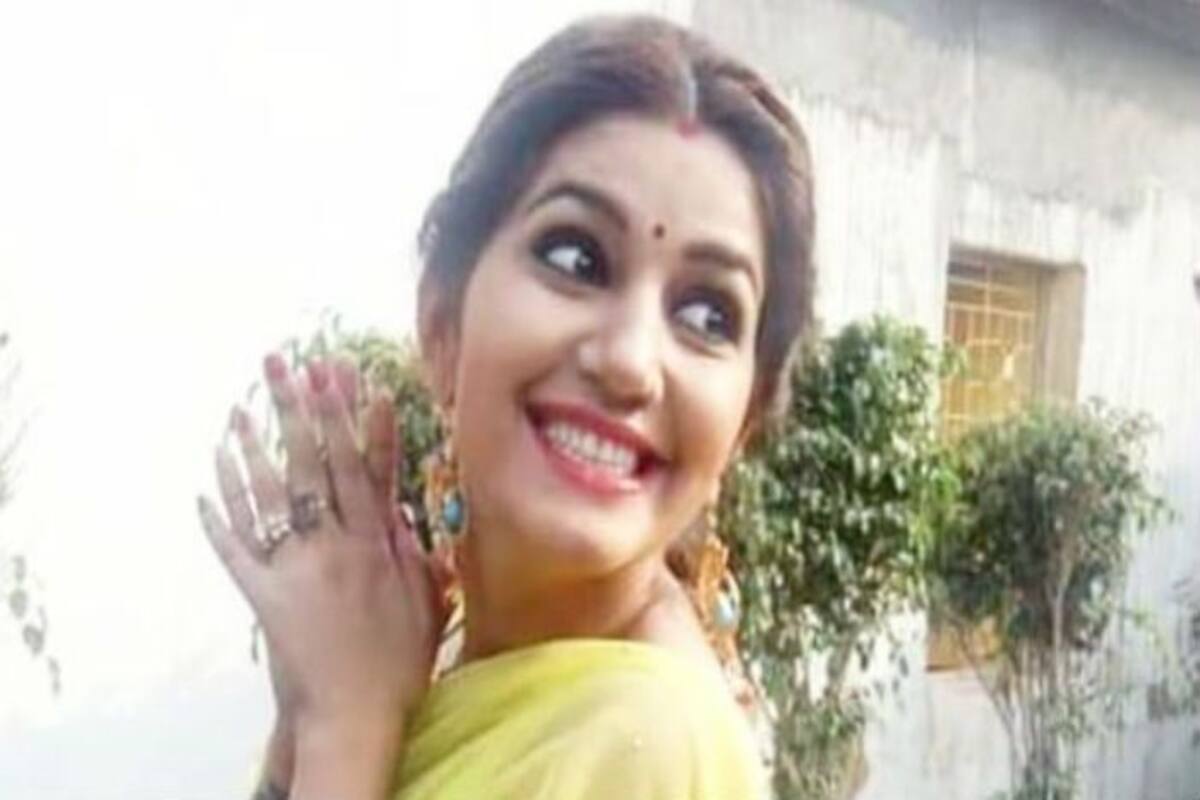 Sapna Chaudhary Ka Sex - Haryanvi Hot Dancer Sapna Choudhary Flaunts Her Sexy Thumkas on 'Bijuriya'  During Family Function â€“ Watch Video | India.com