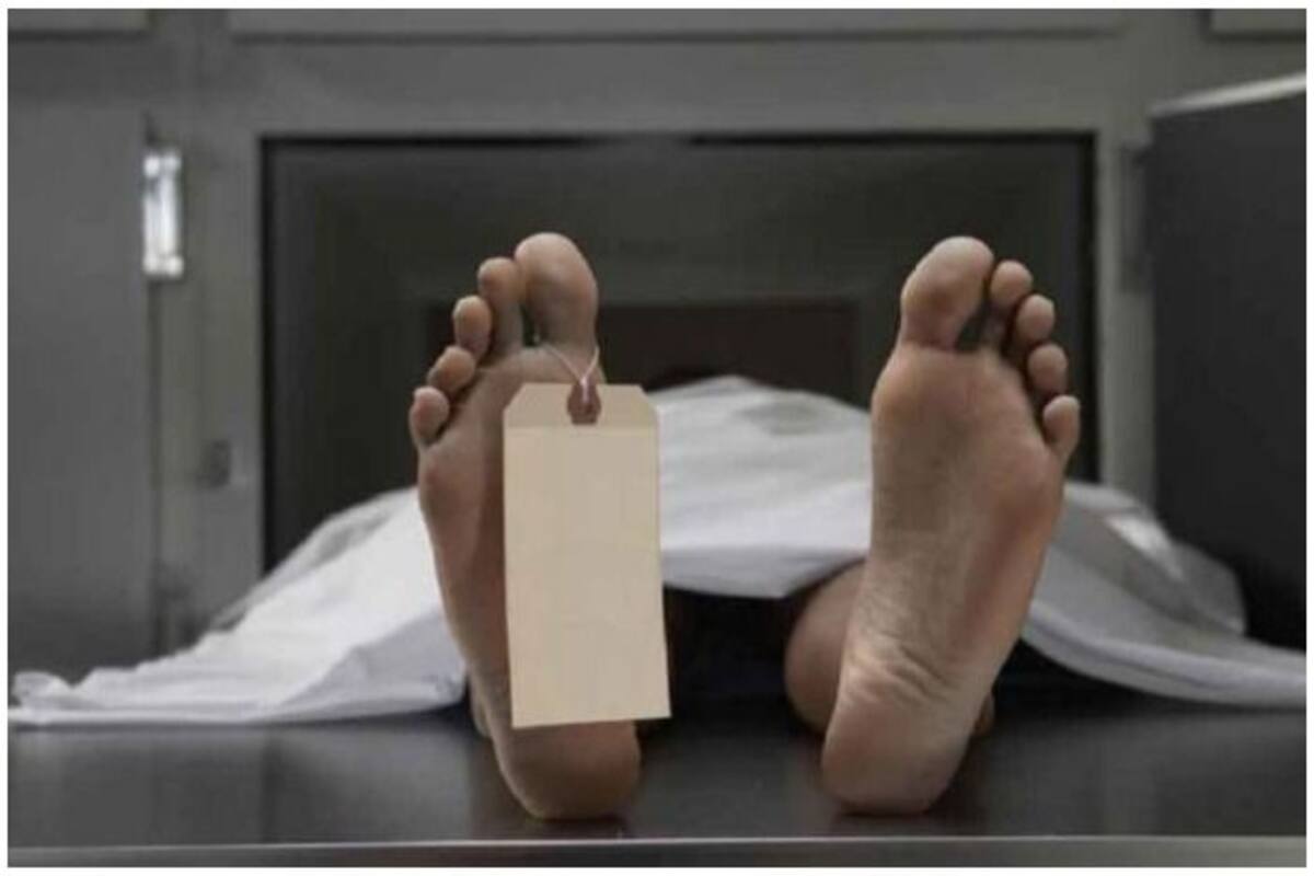 मां के शव के साथ रह रहा था युवक, घर से आई बदबू, फिर हुआ ये... - Kolkatathe son was living with the dead body of the mother smells from home then it happened - Latest News & Updates in Hindi at India.com Hindi