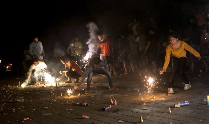 BMC Bans Bursting of Firecrackers at Public Places in Mumbai; Allows Phooljhadi, Anar For Two Hours on Diwali