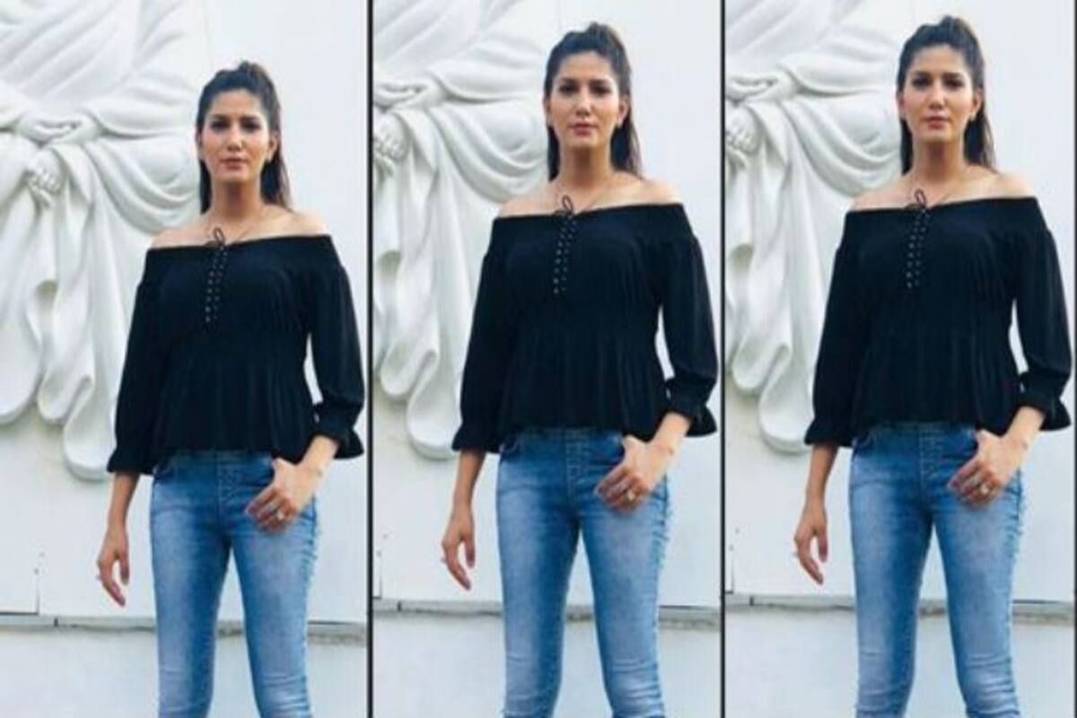 1200px x 800px - Haryanvi Hotness Sapna Choudhary Strikes The Sexiest Pose in Off-Shoulder  Black Top And Denims, View Picture | India.com