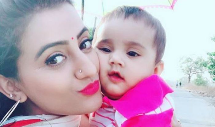 Bhojpuri Actress Akshara Singh Looks Super Hot in White Ethnic Wear And Bold Pink Lips as She Plays With a Baby – See Pictures Bhojpuri Actress Akshara Singh Looks Super Hot in White Ethnic Wear And Bold Pink Lips as She Plays With a Baby – See Pictures