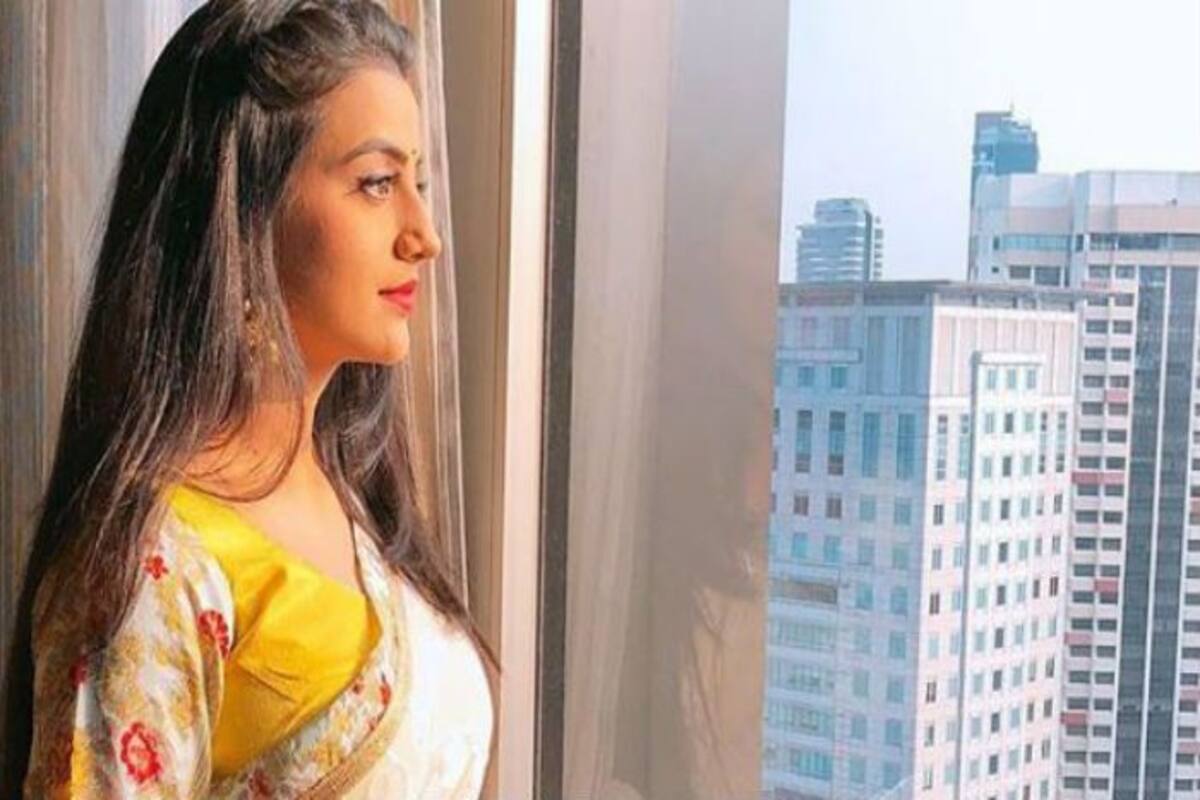 Bhojpuri Melodious Queen Akshara Singh Looks Super Hot in White Saree And  Red Lips in Sun-kissed Picture | India.com