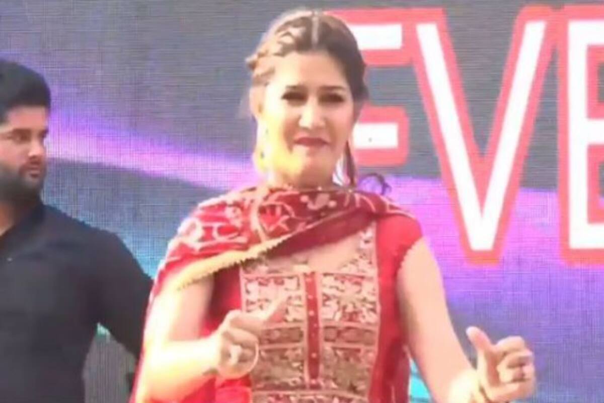 Haryanvi Hotness Sapna Choudhary Flaunts Her Sexy Thumkas on Nazar Lag  Jayegi as She Performs in Hisar â€“ Watch Video | India.com