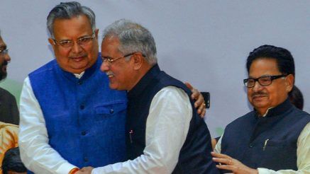 बीजेपी नेता रमन सिंह छत्तीसगढ़ के नए सीएम को गले मिलकर बधाई दी.