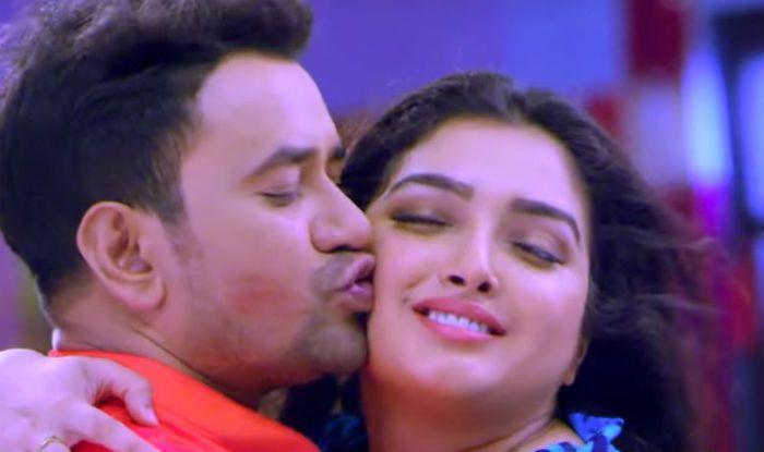 Bhojpuri Couple Amrapali Dubey Dinesh Lal Yadav Aka Nirahuas Hot Liplock Sensuous Kiss On