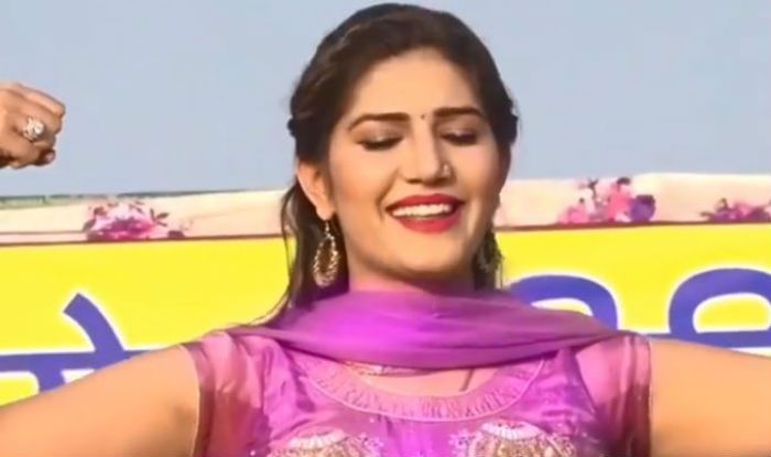 Haryanvi Sizzler Sapna Choudhary’s Hot Thumkas on Main Dharmendra Re Gori Hema Malini Ban Jaiye Sets Haryana Stage on Fire, Watch Haryanvi Sizzler Sapna Choudhary’s Hot Thumkas on Main Dharmendra Re Gori Hema Malini Ban Jaiye Sets Haryana Stage on Fire, Watch
