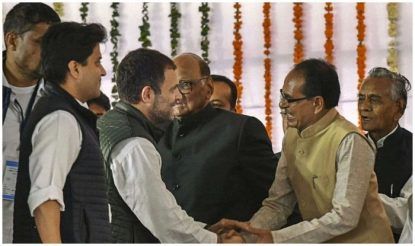 शिवराज राहुल गाँधी से गर्मजोशी के साथ मिले.