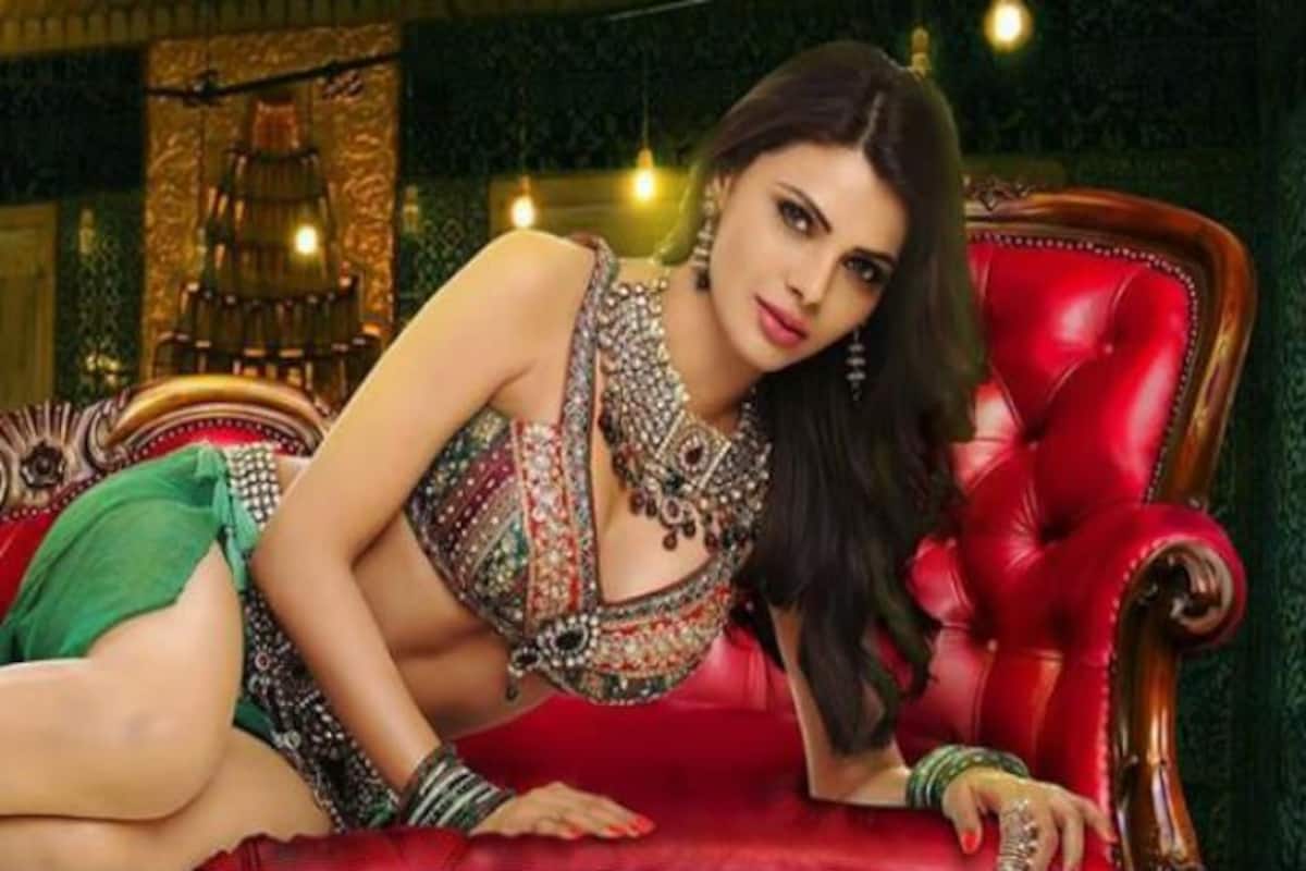 Sherlyn Chopra Looks Hot as She Flaunts Her Sexy Thumkas on Her