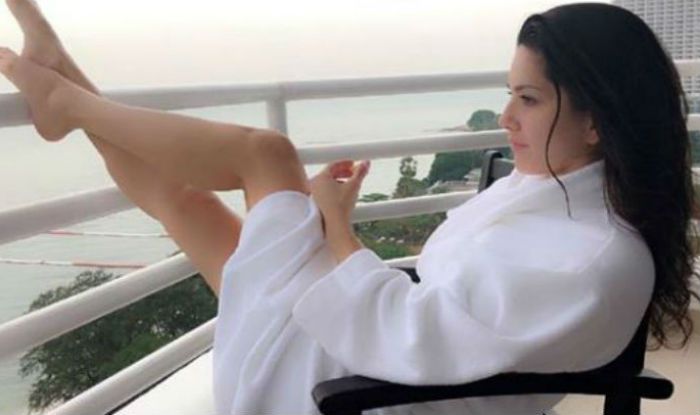 Splitsvilla 11 Host Sunny Leone Looks Smoking Hot in White Robe as She Spends Quality Time With Husband Daniel Weber Near The Ocean – See Picture Splitsvilla 11 Host Sunny Leone Looks Smoking Hot in White Robe as She Spends Quality Time With Husband Daniel Weber Near The Ocean – See Picture