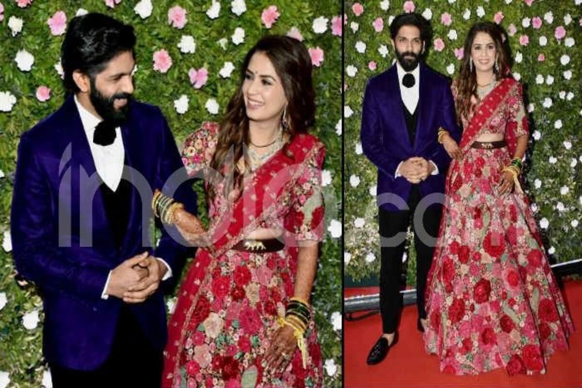 Amit Thackeray Mitali Borude Wedding Reception Raj Thackeray And Family Pose For The Cameras See Pics India Com Raj thackeray with son amit thackeray at akash ambani and shloka mehta engagement visit primefeed.in/ for latest. amit thackeray mitali borude wedding