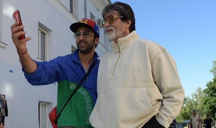 Mumbai: Amitabh Bachchan Goes Barefoot To Siddhivinayak Temple Ahead Of  Ghoomer Release (WATCH)