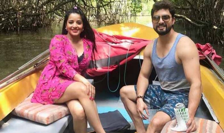 बोट पर सवार होकर मोनालिसा ने बिखेरा जलवा, नजर आया कातिलाना लुक