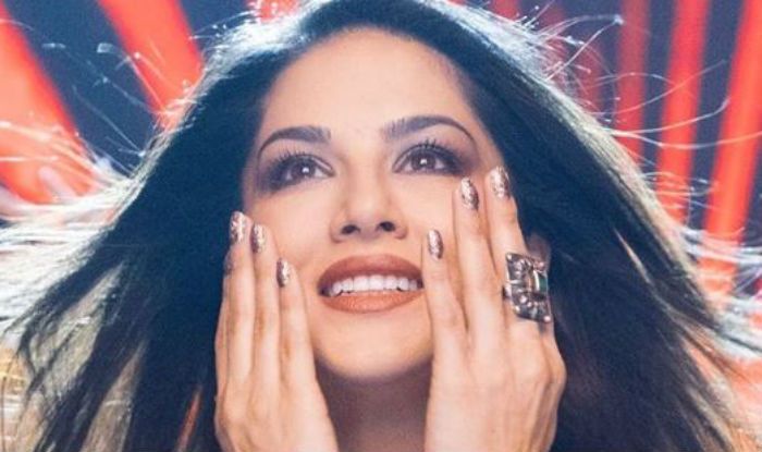 Sunny Leone Looks Smoking Hot in Metallic Green Dress as She Poses For Fake Candid, See Here Sunny Leone Looks Smoking Hot in Metallic Green Dress as She Poses For Fake Candid, See Here