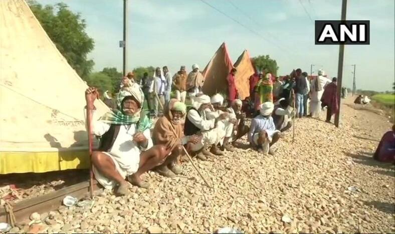 Gujjar Quota Stir in Rajasthan Turns Violent; Protesters Clash With Police at Dholpur Highway, Vehicles Set on Fire