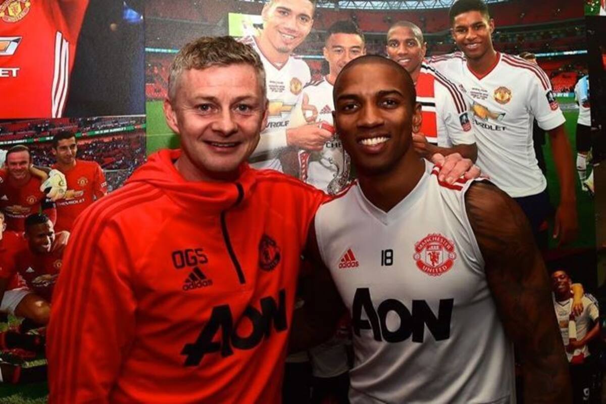 England Midfielder Ashley Young Signs New Manchester United Deal India Com