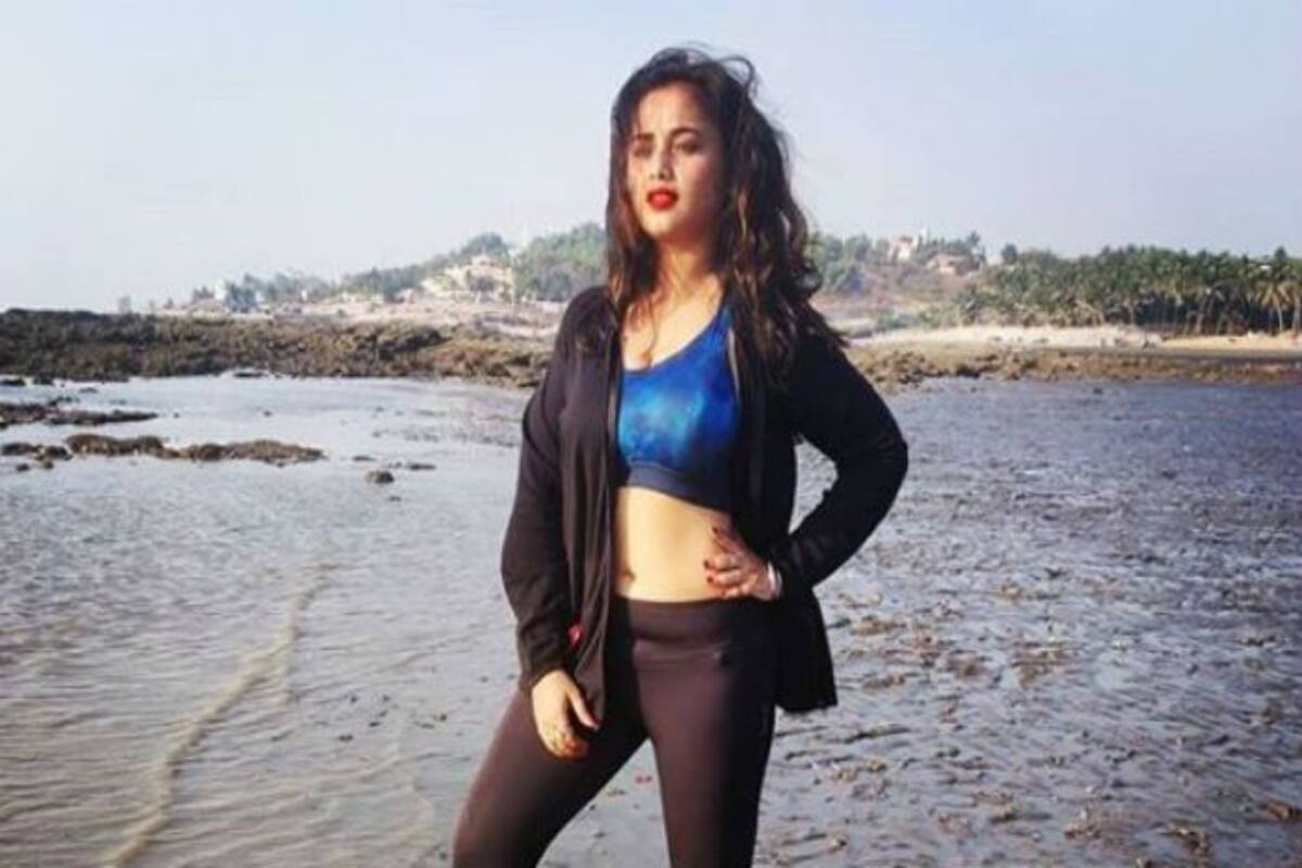 1200px x 800px - Bhojpuri Hot And Sexy Actress Rani Chatterjee Flaunts Her Washboard Abs in  Blue Crop Top And Tights as She Enjoys Some Beach Time | India.com
