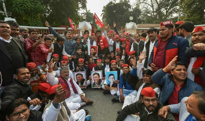 Akhilesh Yadav 'Stopped' at Lucknow Airport; SP Workers go on Rampage, Oppn Slams 'Anti-Democractic' BJP