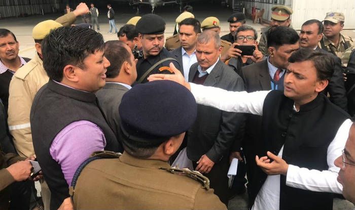 Uttar Pradesh: SP Workers Sit on Protest as Police Stops Party Chief Akhilesh Yadav From Leaving For Prayagraj