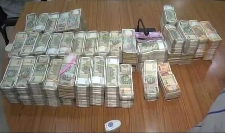 बिहार: ढोंगी बाबा के घर से 67 लाख रुपए समेत विदेशी मुद्रा और कई हथियार बरामद