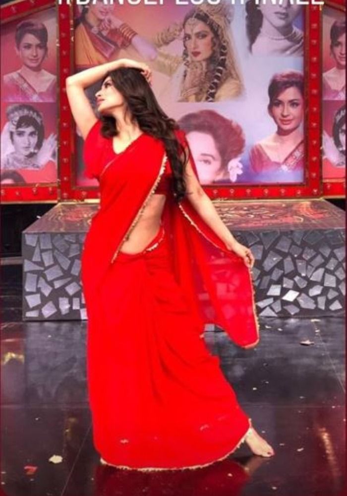 Mouni Roy Sizzles in Red Saree as She Poses on The Sets of a Reality Show |  India.com