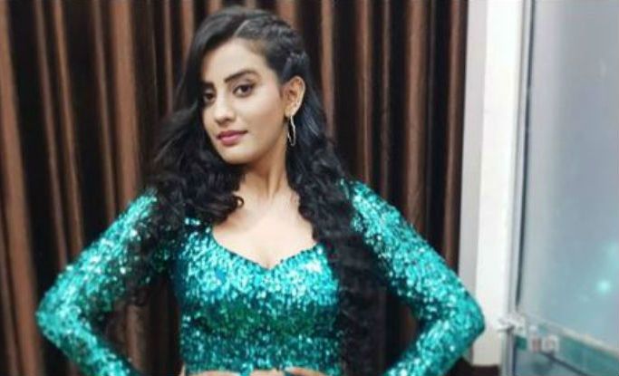 Bhojpuri Sizzling Queen Akshara Singh Looks Smoking Hot In Green Shimmery Outfit As She Performs 4209