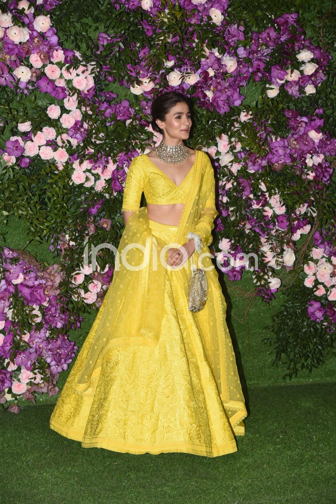 Alia Bhatt Yellow Lehenga Designed By Sabyasachi Mukherjee : आलिया भट्ट का  लहंगा पहन दुल्हन बनी मुंबई की ये लड़की, तस्वीरें देख लगेगा बस देखते ही रहें