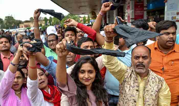 Video: भाजपा में टिकट पर असंतोष, केंद्रीय मंत्री के खिलाफ हाय-हाय के नारे, समर्थकों में मारपीट