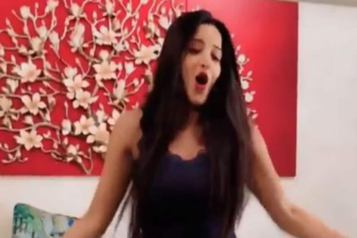 Monalisa Ka Bf Sexy Video - Bhojpuri Hot Bomb Monalisa Looks Sexy AF in Blue Tank Top And Shorts as She  Grooves to 'Mungda' Once Again â€“ Watch Viral Video | India.com