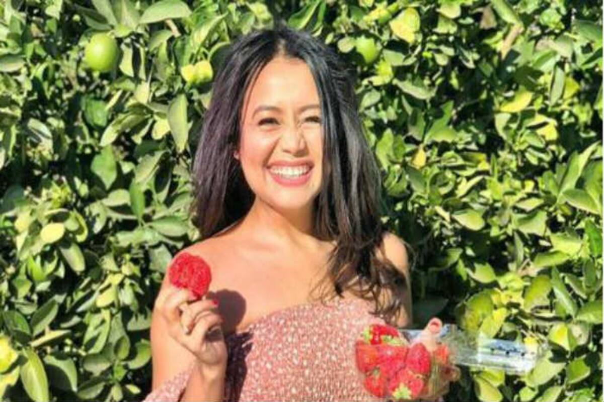 Neha Kakkar Ki Sexi Video Full Hd - Neha Kakkar Looks Super Hot as She Beams With Happiness Holding a Box of  Strawberries in Latest Sun-kissed Picture | India.com