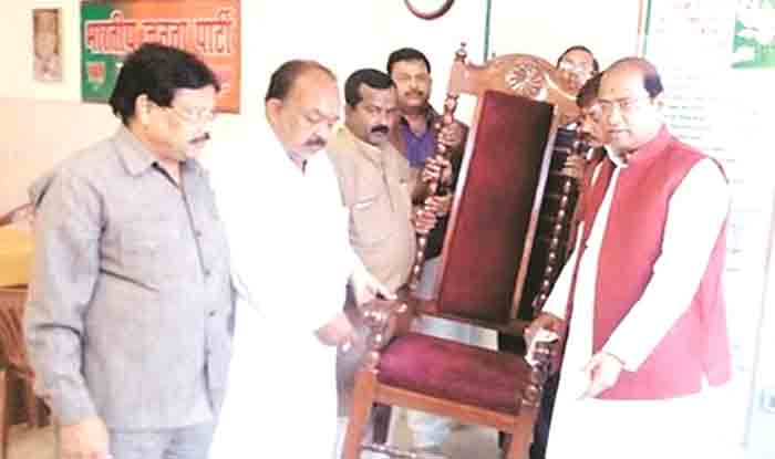 पीएम मोदी के लिए Lucky है ये कुर्सी, एक बार फिर बैठाने के लिए हो रही मरम्मत