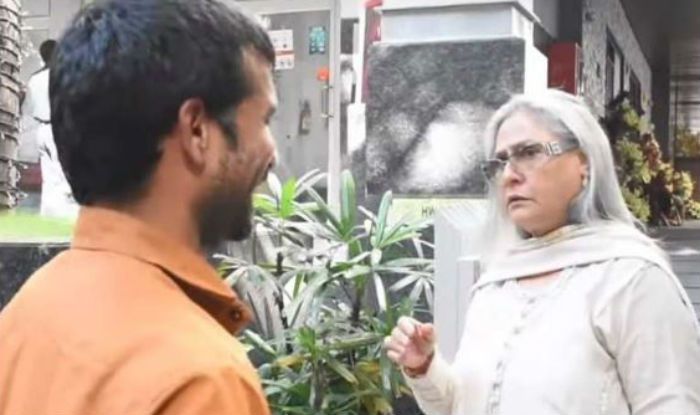 Jaya Bachchan Scolds a Fan For Clicking Pictures Without Permission Jaya Bachchan Scolds a Fan For Clicking Pictures Without Permission