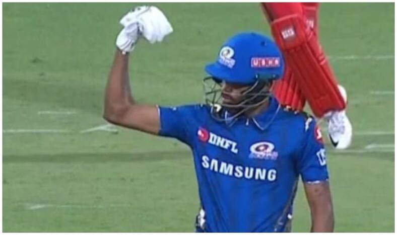Hardik Pandya Hit sixes and Showing his Biceps to Virat kohli
