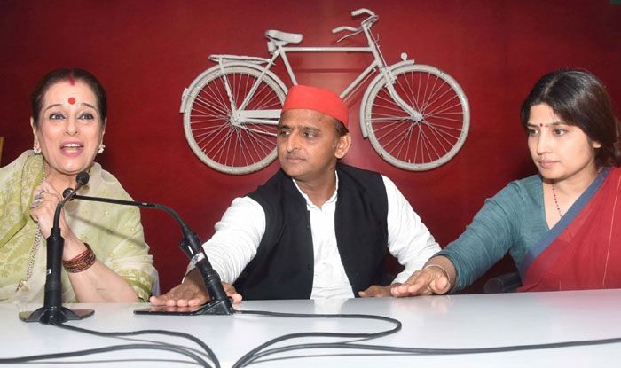 SP leaders Poonam Sinha, Akhilesh Yadav and Dimple Yadav