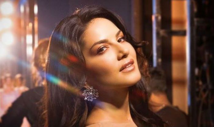 Sunny Leone giving hot poses in a single shoulder shimmery mini dress - सनी  लियोनी ने इवेंट में शिमरी मिनी ड्रेस पहन कुछ ऐसे ढाया कहर, देखें फोटोज 6,  मनोरंजन न्यूज