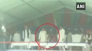 Did Mahagathbandhan Send a Message With Dimple Yadav Touching Feet of Mayawati? Did Mahagathbandhan Send a Message With Dimple Yadav Touching Feet of Mayawati?