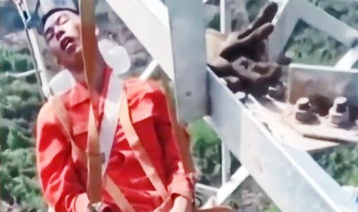 Construction Workers in China Snooze at 160ft on Narrow Steel Bars Construction Workers in China Snooze at 160ft on Narrow Steel Bars