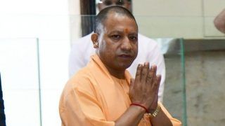 सीएम योगी ने ढाई किलो का स्वर्ण मुकुट भगवान हनुमान को अर्पित किया सीएम योगी ने ढाई किलो का स्वर्ण मुकुट भगवान हनुमान को अर्पित किया