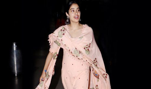 Janhvi Kapoor Gets a Surprise From Friend Before India's Most Wanted Screening Janhvi Kapoor Gets a Surprise From Friend Before India’s Most Wanted Screening