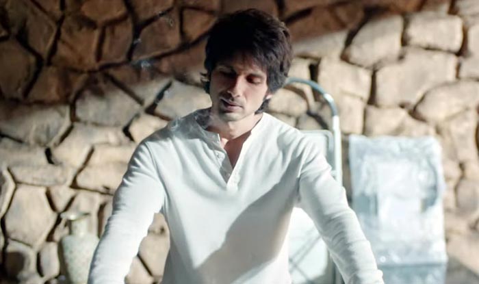 Kabir Singh's Song 'Tujhe Kitna Chahne Lage' Reveals Shahid's New Look Kabir Singh’s Song ‘Tujhe Kitna Chahne Lage’ Reveals Shahid’s New Look