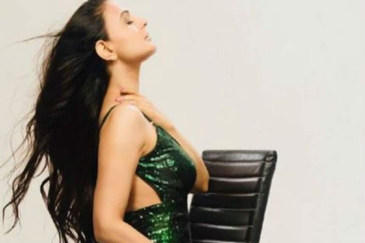 Ameesha Patel Looks Sizzling Hot And Sexy in Backless Green Dress as She  Gives Out a Sultry Pose