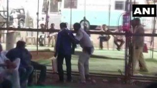 40 साल से बिजली कनेक्शन के लिए परेशान किसान ने मंत्री के सामने खाया जहर 40 साल से बिजली कनेक्शन के लिए परेशान किसान ने मंत्री के सामने खाया जहर