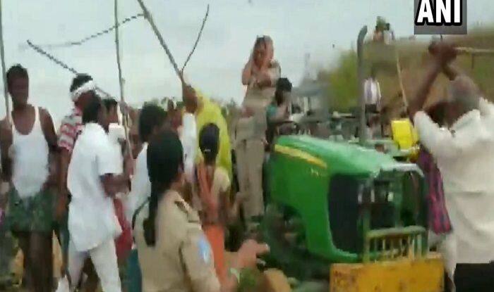 Telangana: Woman Forest Officer, Team Attacked With Sticks by TRS ...