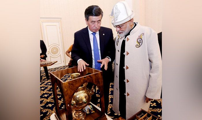 Kyrgyzstan President Jeenbekov gifts PM Modi a samovar. Photo Courtesy: IANS